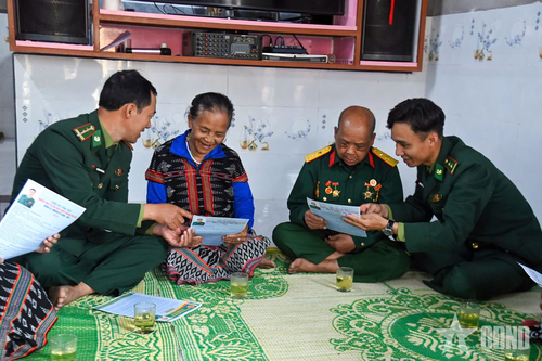  Cán bộ Biên phòng cùng chính quyền xã A Lưới 3 “đi từng ngõ, gõ từng nhà” để vận động người dân tích cực tham gia bầu cử. 