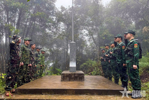  Cán bộ, chiến sĩ Đồn Biên phòng Hương Nguyên phối hợp với Đại đội Bảo vệ Biên giới 531, Bộ CHQS tỉnh Sê Kông (Lào) kiểm tra cột mốc biên giới trong chuyến tuần tra song phương, góp phần giữ vững an ninh, trật tự khu vực biên giới trước thềm cuộc bầu cử. 