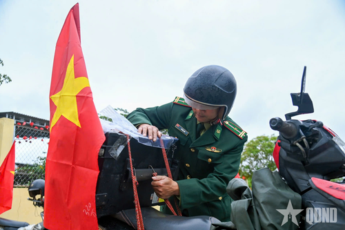  Cán bộ Đồn Biên phòng Quảng Nhâm chuẩn bị loa di động của mô hình “Tiếng loa biên phòng” để tuyên truyền về bầu cử tại địa bàn xã A Lưới 3.