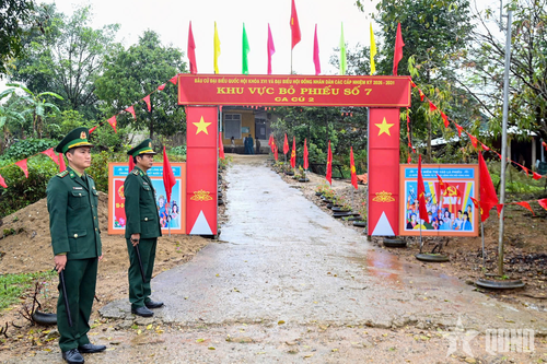  Đồn Biên phòng cửa khẩu Hồng Vân phối hợp với các lực lượng địa phương bảo đảm an ninh trật tự tại khu vực bỏ phiếu trên địa bàn xã A Lưới 1. 