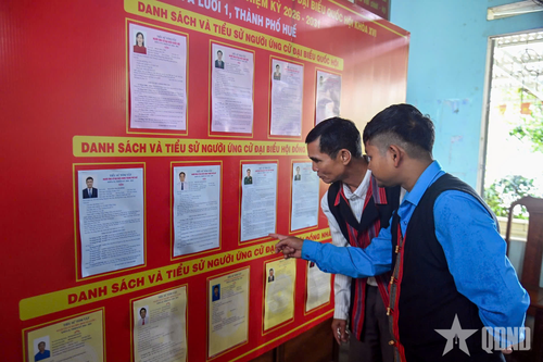  Cử tri xã A Lưới 1 chăm chú tìm hiểu danh sách, tiểu sử các ứng cử viên, thể hiện sự kỳ vọng vào những đại biểu ưu tú.