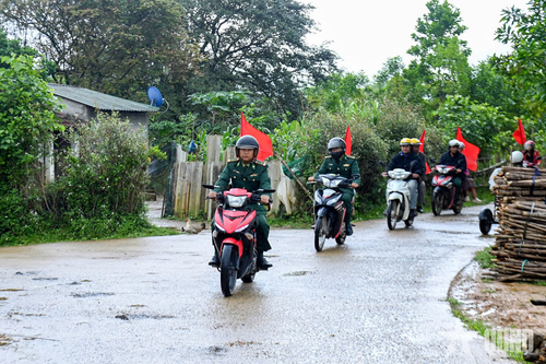  Cán bộ Đồn Biên phòng Quảng Nhâm phối hợp chính quyền địa phương tuyên truyền bằng mô hình “Tiếng loa biên phòng” tại các khu vực xa trung tâm, giúp đồng bào nắm rõ quy định và ý nghĩa của cuộc bầu cử. 