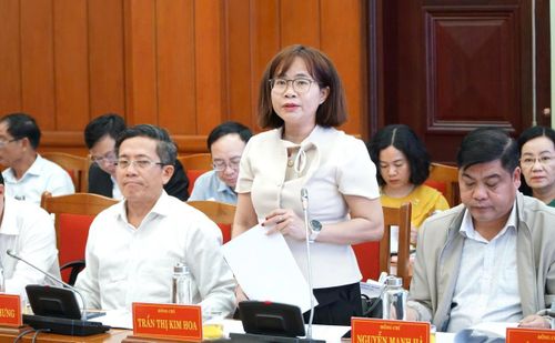 Bà Trần Thị Kim Hoa - Ủy viên Ban Thường vụ Thành ủy, Giám đốc Sở Nội vụ, Thư ký UBBC thành phố Đà Nẵng báo cáo tại phiên họp.