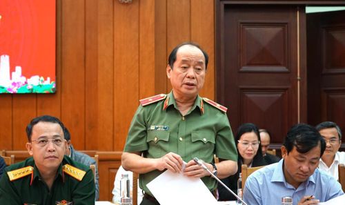 Thiếu tướng Nguyễn Hữu Hợp - Ủy viên Ban Thường vụ Thành ủy, Bí thư Đảng ủy, Giám đốc Công an thành phố Đà Nẵng báo cáo tại phiên họp.