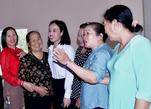  Hội viên Hội Phụ nữ xã Long Hải trao đổi tại hội nghị 