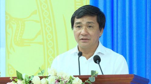  Ông Dương Minh Tuấn, Phó Vụ trưởng Vụ Địa phương 3, Ban Tuyên giáo và Dân vận Trung ương, trình bày chương trình hành động tại hội nghị 