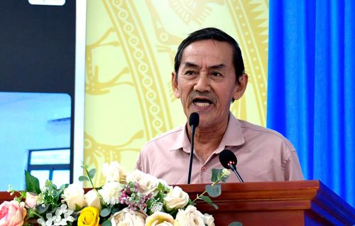  Cử tri xã Long Hải phát biểu ý kiến tại hội nghị 