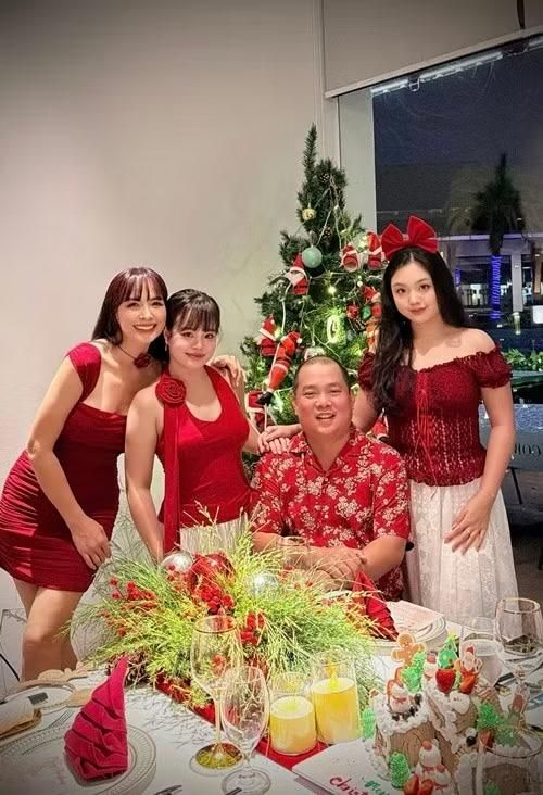 Với Thúy Hạnh, thành quả lớn nhất sau gần 20 năm chung sống không phải điều gì quá lớn lao mà chính là hai cô con gái. Nữ người mẫu gọi đó là “sản phẩm hợp tác chất lượng nhất” của hai vợ chồng.