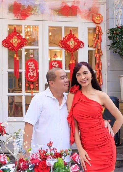 Người mẫu Thúy Hạnh và nhạc sĩ Minh Khang kết hôn năm 2006. Sau nhiều năm chung sống, cặp đôi vẫn giữ được tình cảm gắn bó.