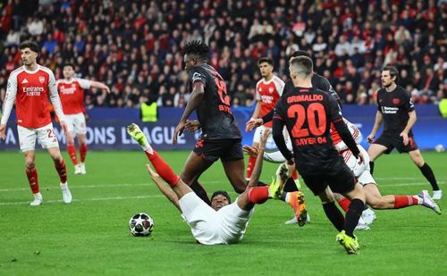 Arsenal được hưởng quả phạt đền sau tình huống Noni Madueke ngã xuống trong vòng cấm.