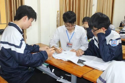 Quá trình ôn tập, học sinh được giáo viên chia thành các nhóm theo năng lực và mục tiêu điểm số.