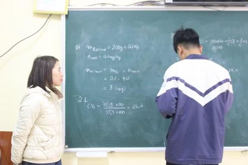 Từ kết quả mỗi đợt thi thử, giáo viên tiếp tục tăng cường chấm, chữa các dạng bài học sinh yếu để điều chỉnh nội dung ôn tập.