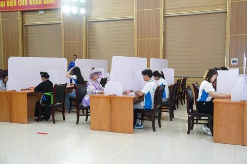 Sinh viên Trường Đại học Khoa học ( Đại học Thái Nguyên) tìm hiểu quy trình bầu cử.