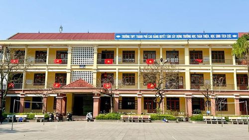 Trường THPT thành phố Cao Bằng, phường Nùng Trí Cao (Cao Bằng) trang trí để chào đón cuộc bầu cử - ngày hội của đất nước.