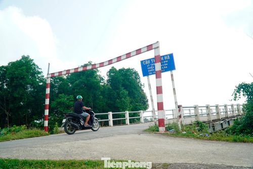  Tuyến đường hai đầu cầu cũng được đầu tư đồng bộ. Hướng về phường Hóa Châu có mặt cắt ngang 13,5m, còn hướng đi khu vực phố cổ Bao Vinh rộng 18,5m, sử dụng kết cấu mặt đường bê tông nhựa. Dự án đồng thời xử lý nền đất yếu tại hai đầu cầu và lắp đặt hệ thống đảm bảo an toàn giao thông theo quy định. 