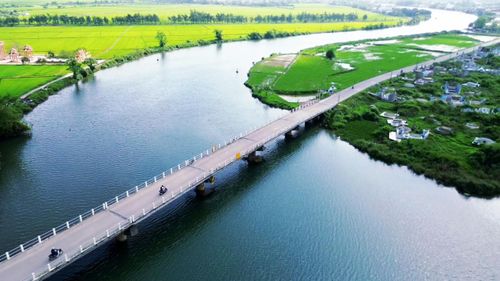 Theo Sở Xây dựng TP. Huế, cầu Thanh Hà được xây dựng từ năm 1992 và hoàn thành vào năm 1993. Công trình có chiều dài toàn cầu 142,9m, gồm 8 nhịp (4 nhịp dài 12m và 4 nhịp dài 18m), khổ cầu 6,5m, tải trọng khai thác hiện nay chỉ giới hạn ở mức 5 tấn.