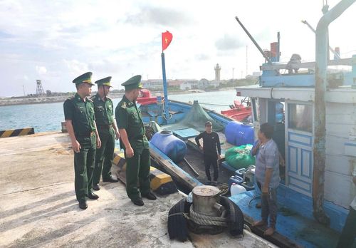 Bộ đội Đồn Biên phòng Trường Sa đến thăm, tuyên truyền về công tác bầu cử cho ngư dân đang neo đậu tàu tại đảo Trường Sa Lớn. Ảnh: BPKH.