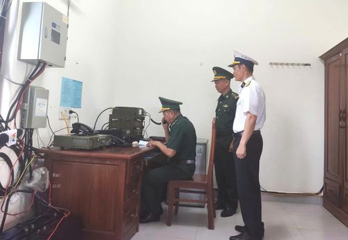 Đồn Biên phòng Trường Sa gọi Icom kết nối với ngư dân trên biển. Ảnh: BPKH.