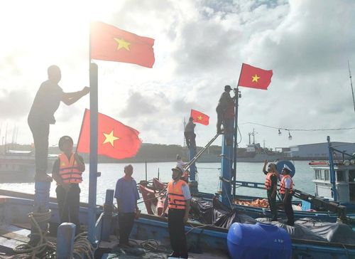 Bà con ngư dân treo cờ Tổ quốc rực rỡ trên tàu cá để chuẩn bị đón mừng ngày bầu cử tại đặc khu Trường Sa. Ảnh: BPKH.