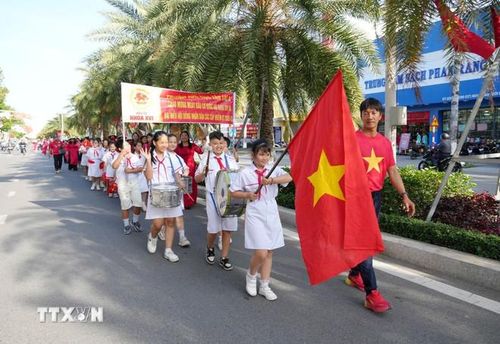  Thầy cô giáo và học sinh trên địa bàn phường Phan Rang (Khánh Hòa) tham gia diễu hành tuyên truyền về cuộc bầu cử đại biểu Quốc hội khóa XVI và đại biểu Hội đồng nhân dân các cấp nhiệm kỳ 2026-2031. (Ảnh: Nguyễn Thành/TTXVN) 