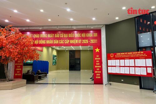 Công tác chuẩn bị cho bầu cử được thực hiện trang trọng tại sảnh chung cư Lạc Hồng Westlake, phường Tây Hồ (Hà Nội). Ảnh: Minh Ngọc/Báo Tin tức và Dân tộc