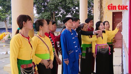 Cử tri xã Suối Hai xem thông tin về ứng cử viên Đại biểu Quốc hội khóa XVI và HĐND các cấp trên địa bàn.