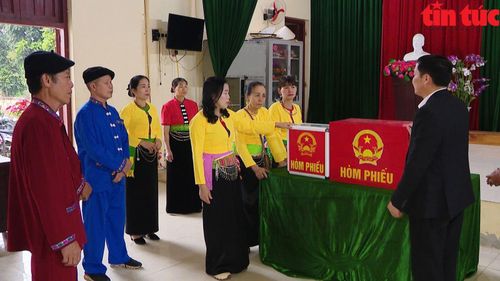 Một điểm bỏ phiếu tại xã Suối Hai (TP Hà Nội).