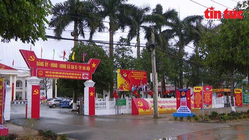 Trụ sở xã Ba Vì được trang trí rực rỡ cờ đỏ, băng rôn, khẩu hiệu và pa-nô tuyên truyền tạo không khí rộn ràng hướng tới "ngày hội toàn dân".