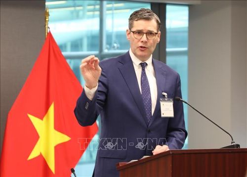 Ông Bill Guidera, Phó Trợ lý Bộ trưởng Thương mại Mỹ phụ trách Dịch vụ, Công nghiệp và Phân tích, Cơ quan Quản lý Thương mại Quốc tế (ITA) phát biểu tại hội thảo. Ảnh: Ngọc Quang/PV TTXVN tại Mỹ