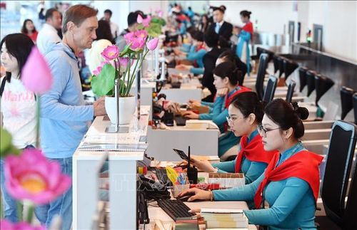 Quầy làm thủ tục của Vietnam Airlines tại sân bay. Ảnh: TTXVN