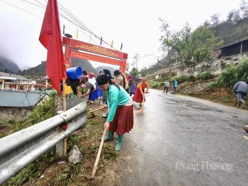 Người dân xã Lũng Cú dọn dẹp, chỉnh trang đường làng, ngõ xóm, tạo cảnh quan sạch đẹp trước ngày hội non sông.