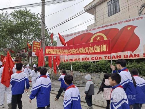 Học sinh trên địa bàn xã Quản Bạ cổ động, tuyên truyền ngày bầu cử.