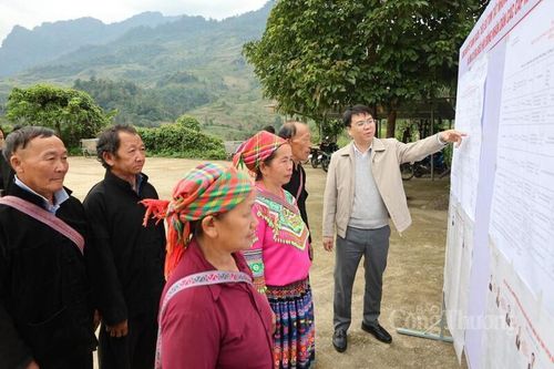 Cử tri xã Lâm Bình, tỉnh Tuyên Quang tìm hiểu thông tin ứng cử viên tại điểm niêm yết danh sách trước ngày bầu cử.