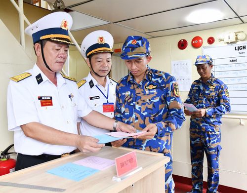 Cử tri nhận phiếu bầu cử trên tàu.