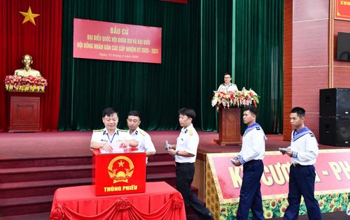 Cử tri bỏ phiếu tại khu vực bầu cử số 60.