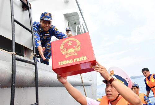 Thùng phiếu phụ được đưa lên tàu.