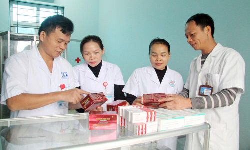  Cán bộ, nhân viên Trạm Y tế Tây Yên Tử rà soát cơ số thuốc trước ngày bầu cử. 