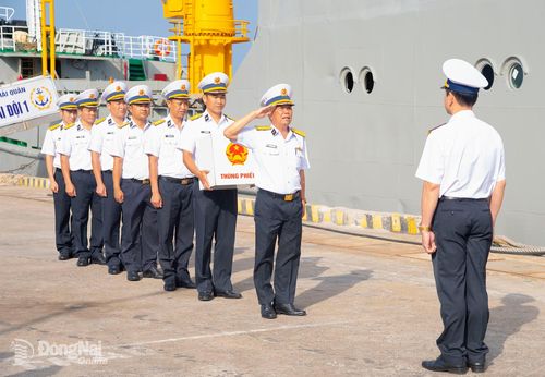 Đại tá Lê Hồng Quang, Tổ trưởng Tổ bầu cử báo cáo với đồng chí Phó Chính ủy Vùng 2 Hải quân. Ảnh: Đức Việt
