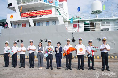Thủ trưởng Bộ Tư lệnh Vùng 2 Hải quân và lãnh đạo xã Long Sơn tặng hoa chúc mừng Tổ bầu cử sớm. Ảnh: Đức Việt