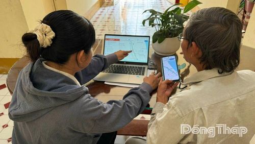 Cử tri tra cứu thông tin trên ứng dụng “Bản đồ số khu vực bỏ phiếu”. Ảnh: Hoài Thảo