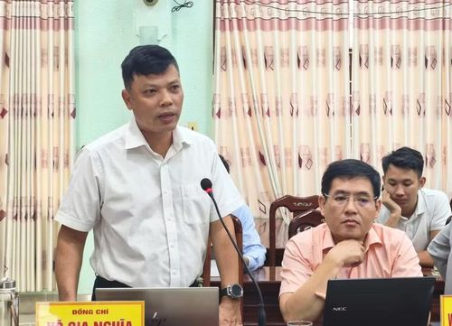 Đại diện các sở, ban, ngành phát biểu định hướng cho xã tại buổi làm việc.