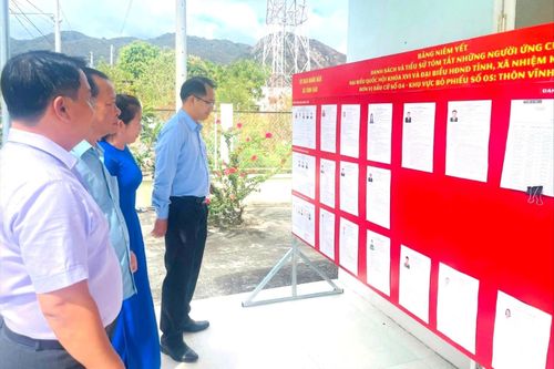 Ông Phan Hoài Bảo, Phó Bí thư Thường trực Đảng ủy xã kiểm tra chuẩn bị bầu cử tại các thôn