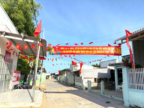 Rợp cờ hoa các tuyến đường của xã