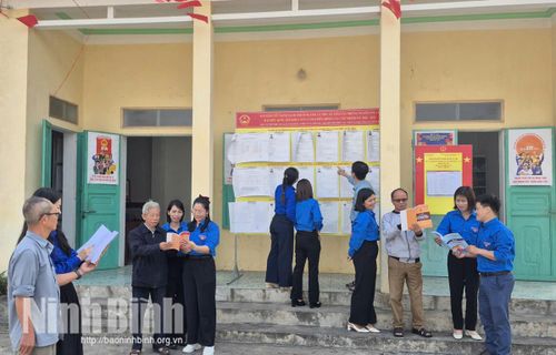 Lực lượng thanh niên tình nguyện các địa phương hỗ trợ cử tri cao tuổi tìm hiểu về công tác bầu cử.