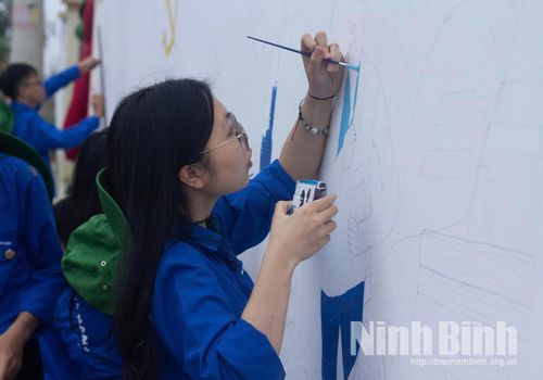 Đoàn phường Duy Tiên và Đội TNTN Hội sinh viên Đại học Bách Khoa Hà Nội phối hợp thực hiện Công trình tranh bích họa hướng tới Ngày bầu cử đại biểu Quốc hội khóa XVI và đại biểu HĐND các cấp nhiệm kỳ 2026 - 2031.