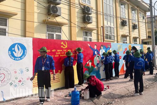 Đông đảo đoàn viên, thanh niên tham gia vẽ tranh bích họa tuyên truyền về bầu cử.