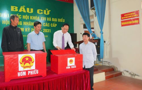 Ông Vũ Đức Kim, Phó Bí thư thường trực Đảng ủy xã Vĩnh Thành kiểm tra tại các điểm bầu cử.