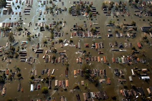 Những thiệt hại từ cơn bão kinh hoàng Katrina đã khiến IEA kích hoạt cơ chế dự trữ khẩn cấp. Ảnh: Reuters
