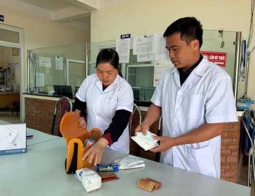 Cán bộ Trạm Y tế xã Lũng Nặm chuẩn bị cơ số thuốc tại các điểm bỏ phiếu.