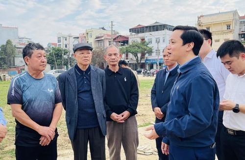 Chủ tịch UBND tỉnh Lê Hải Hòa gặp gỡ người dân khi đang triển khai Dự án cải tạo, chỉnh trang khu đất Sân vận động (cũ) phường Thục Phán.